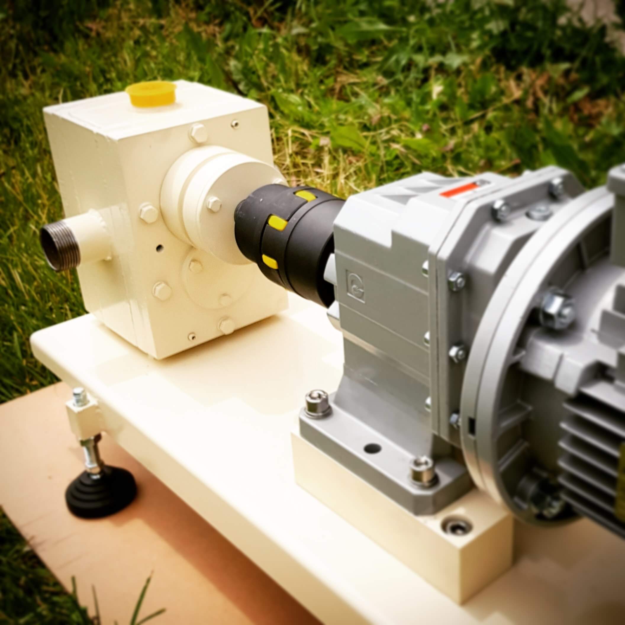 Heated gear pumps